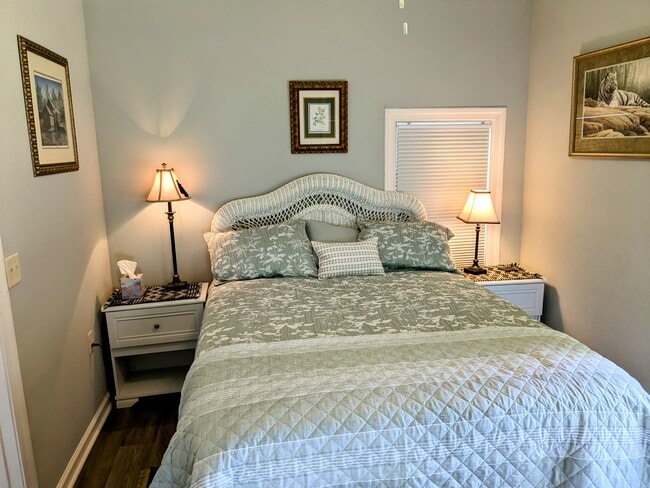 Queen Bed - 1215 Prince St Unit Downtown Gem