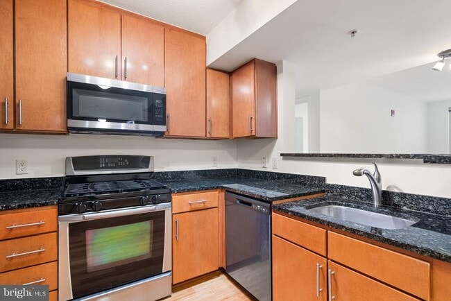 Building Photo - 915 E St NW Unit 505