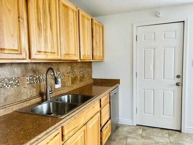 Photo - 16th7130 Unit #A