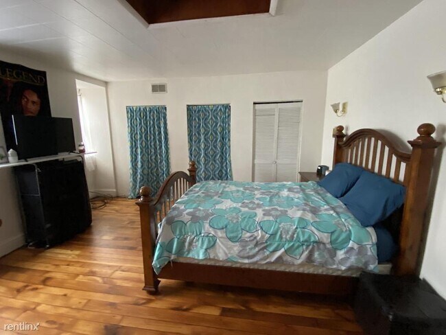 Photo - 2228 Sarah St Apartments Unit 3