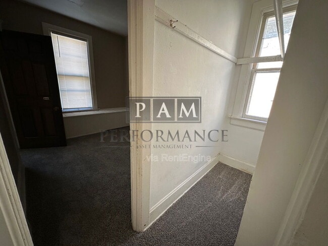 Photo - 823 Yout St