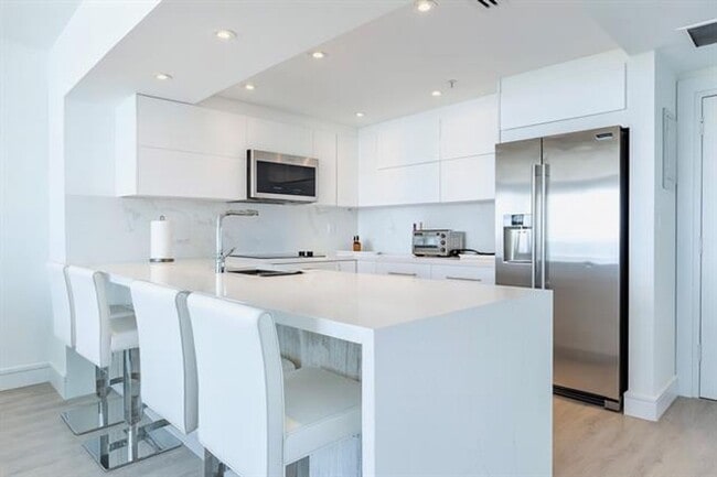 Building Photo - 5601 Collins Ave Unit 5601 Collins Ave appt 1419