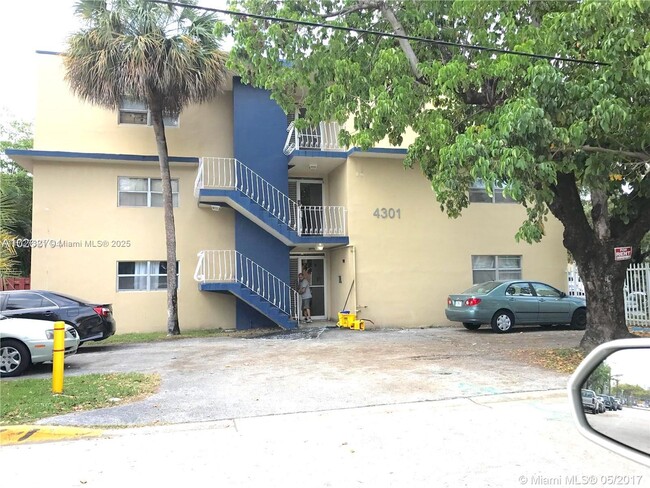 Photo - 4301 NW S Tamiami Canal Dr Unidad 3-209 Rental