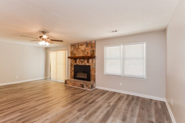 Photo - 796 Greenwood Trail SE