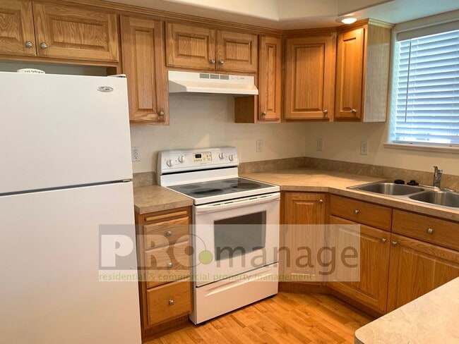 Photo - 2 Bed / 2 Bath Townhome w/ 2 Car Garage - ...