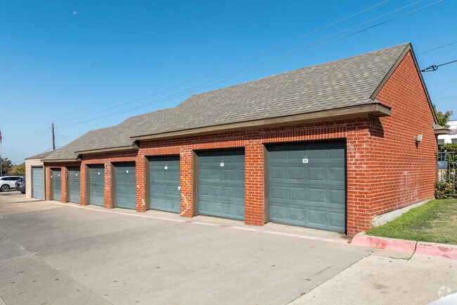 Garajes independientes disponibles - Fountains of Rosemeade