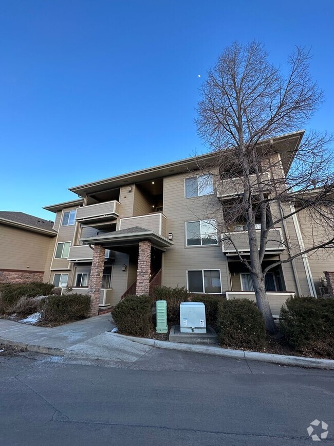 Building Photo - Updated 2 bed, 2 bath Upper Level Condo- A...