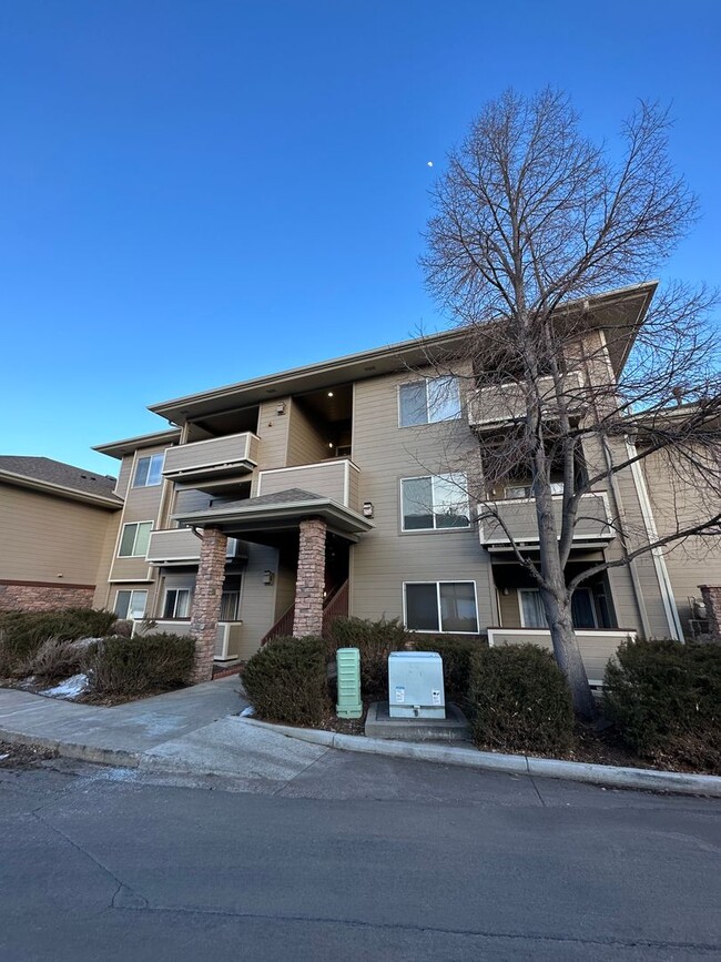 Updated 2 bed, 2 bath Upper Level Condo- A... - Updated 2 bed, 2 bath Upper Level Condo- A...