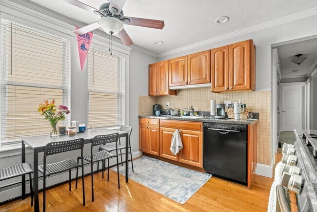 Photo - 718 E 2nd St Unit 3