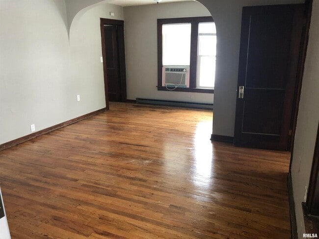 Photo - 209 E 10th St