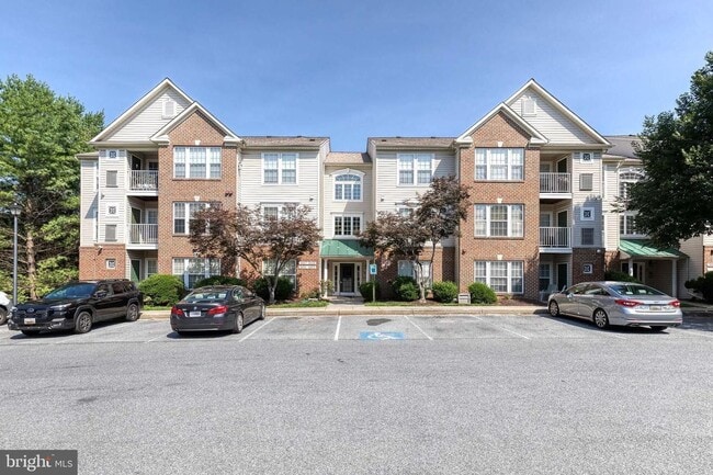Building Photo - Gorgeous 2bd 2bth Penthouse Condo Completely Updated & Ready To Move In!