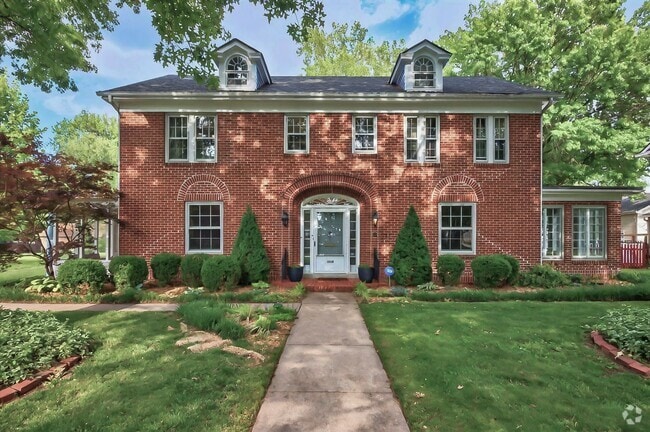 Building Photo - Move In Ready! 5 bedroom 3.5 bath near Was... Rental