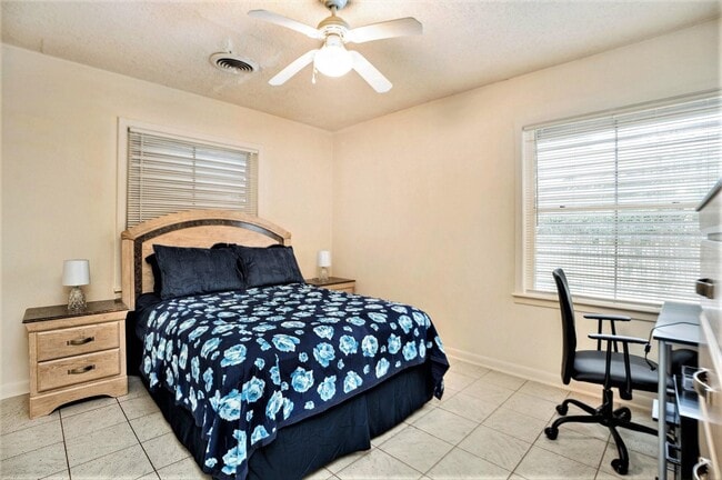 Photo - 17 Manor Way