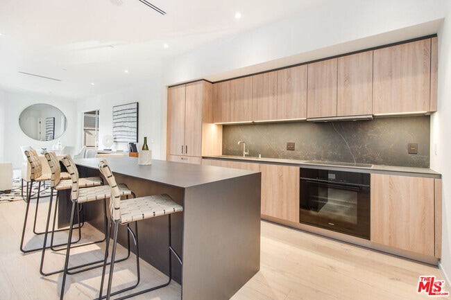 Building Photo - 1030 Kings Rd Unit 303 Rental