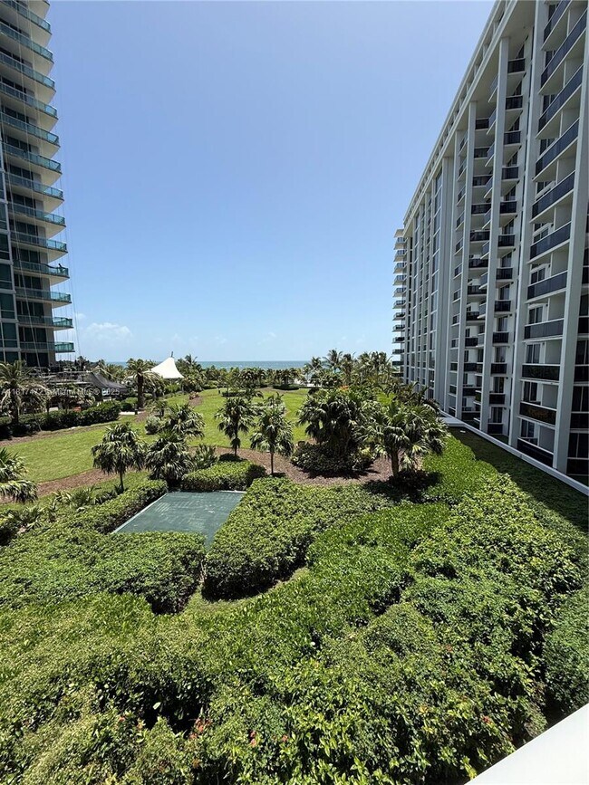 Building Photo - 10275 Collins Ave Unit 434 Rental