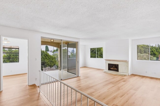 Building Photo - HUGE TOP FLOOR 2 BED 2 BATH IN PRIME SANTA MONICA! -FIREPLACE, BALCONY & GARAGE PARKING SPACE Unit 808D Princeton St