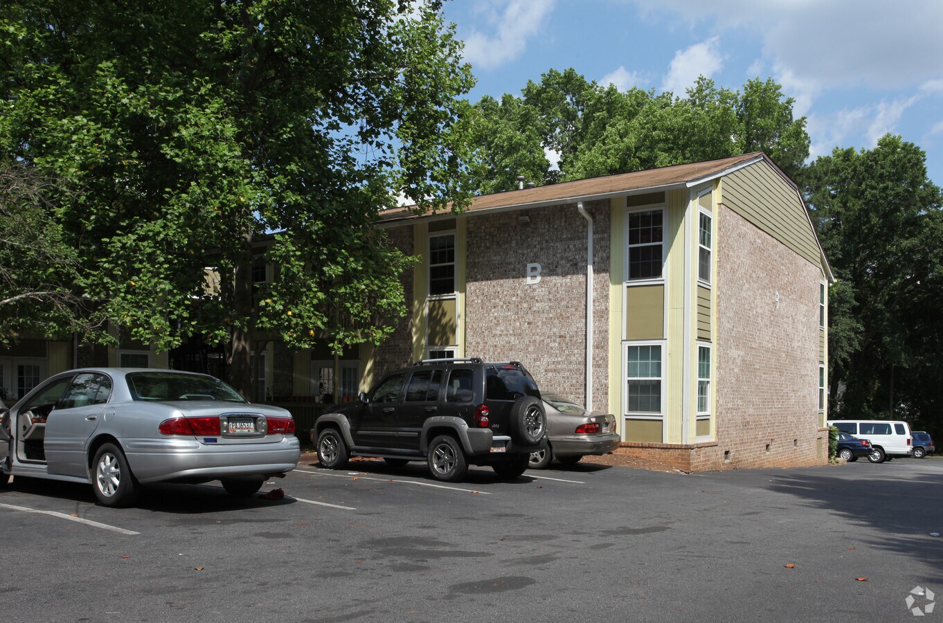 Carriage Court Apartments - Carriage Court Apartments