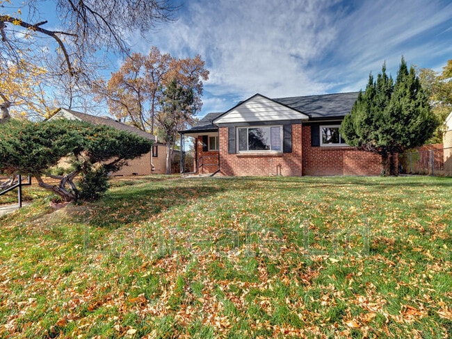 Photo - 3033 Leyden St