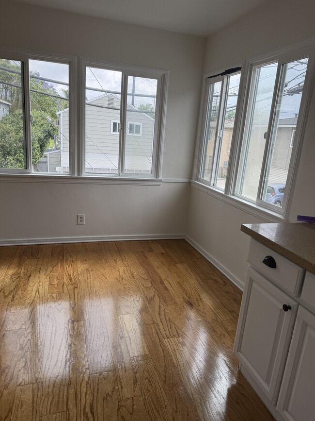 Building Photo - 1210 N Kenwood St Unit 1210