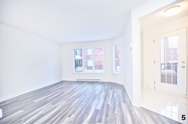 Photo - 1623 Av. de la Gare Unit 1623