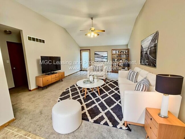 Building Photo - A Bright, Comfortable Split-Level Home in a Convenient Raymore Location