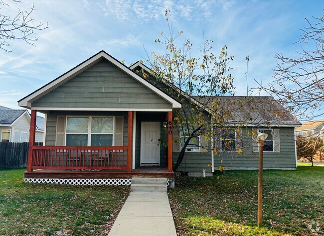 Building Photo - Cosy Single Family Home with garage and yard