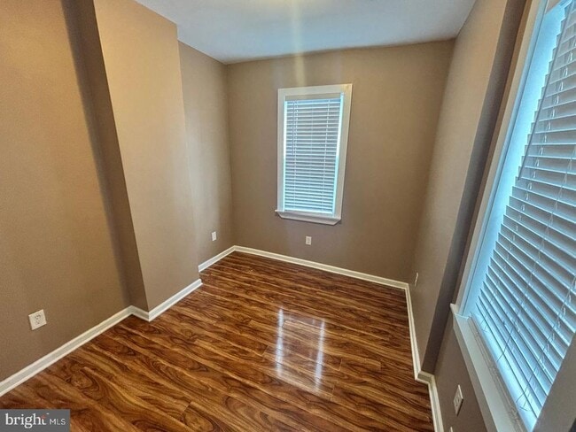 Photo - 845 Mercer St