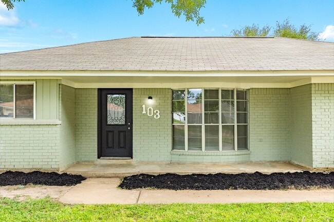 Photo - 103 Honeysuckle St