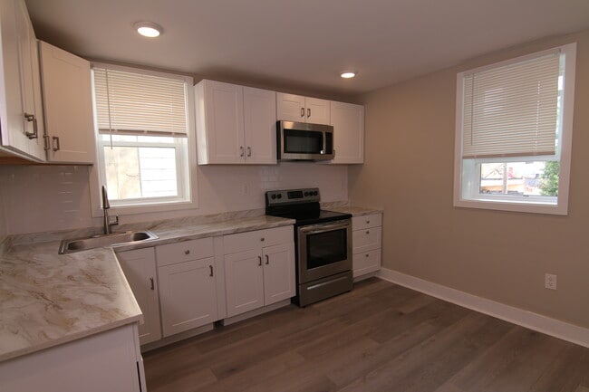 Building Photo - 1631 Dyre St