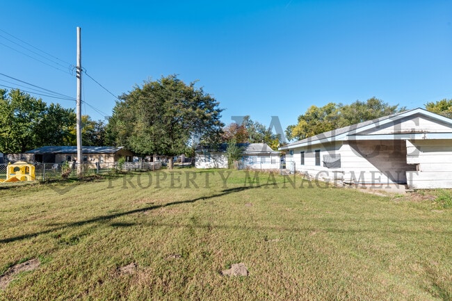Photo - 918 N Clara St