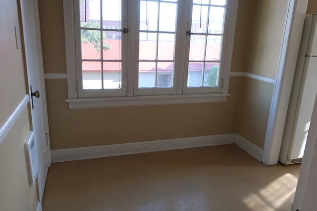 Photo - 527 Yakima St Apartments Unit L