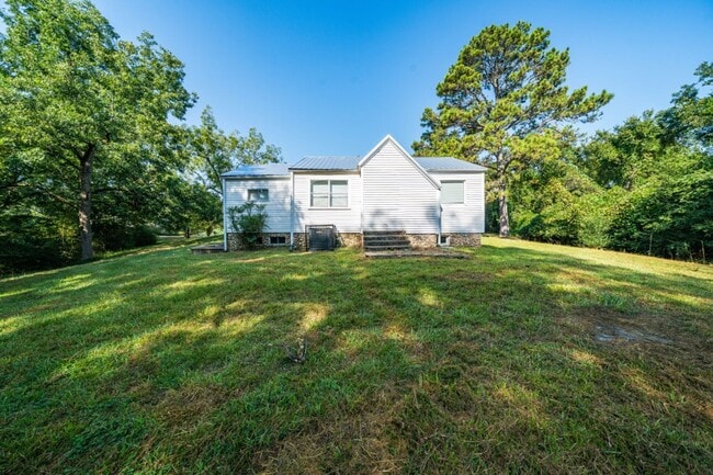 Photo - AVAILABLE NOW! Home for rent in Leeds AL! Close to shopping and food!