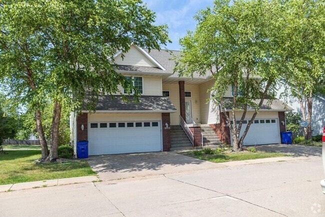 Building Photo - $1,900 | 2 Bedroom, 2 Bathroom Townhome | ...
