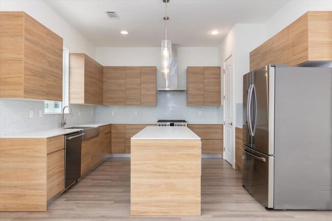 Photo - 645 W 16th St