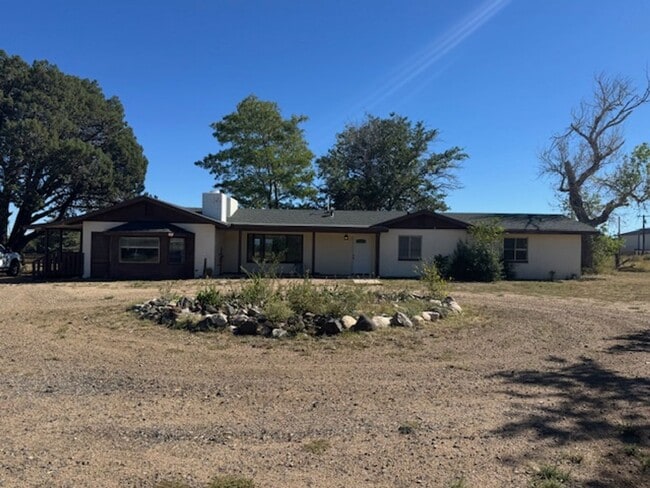 Building Photo - Cute Ranch Style 3 Bedroom, 2 Bath, On 4 A...