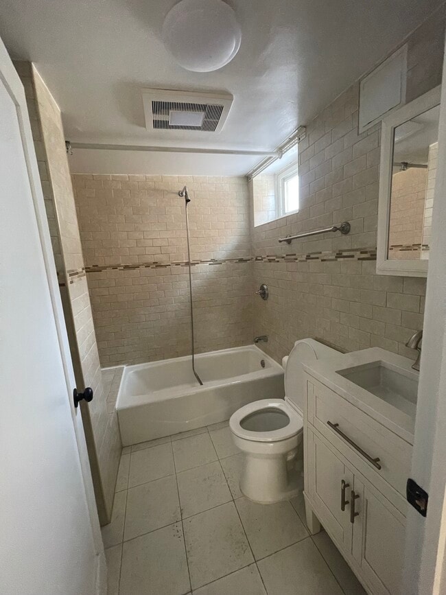 Building Photo - 2544 Yates Ave Unit Walk-in