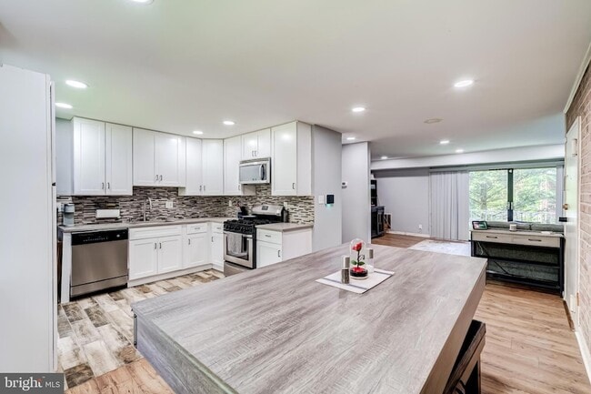 Building Photo - 6012 Westchester Dr Unit 101