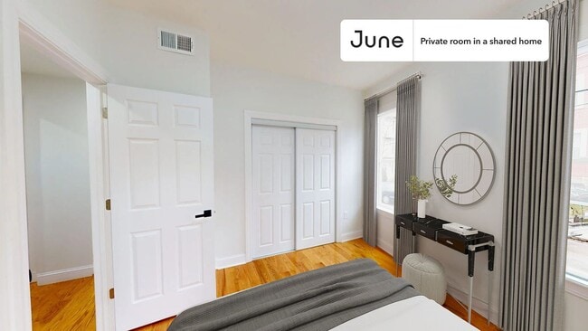 Building Photo - Private bedroom in 4 bed/2 bath Home