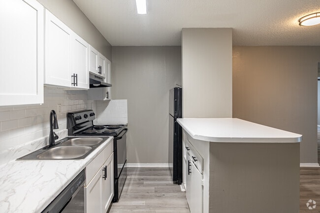 2BR, 2BA - 1,036SF - Kitchen