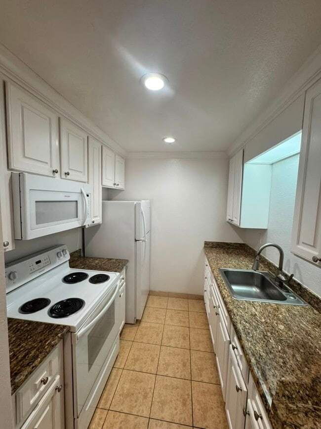 Building Photo - 356 Robinson St Unit 32