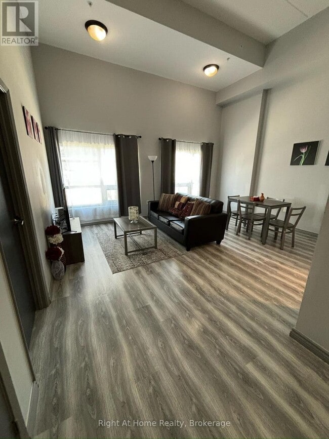 Photo - 275 Larch St Unité F107