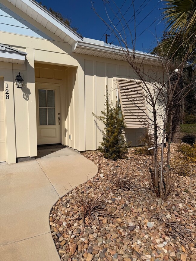 Photo - 128 Hallandale Ln