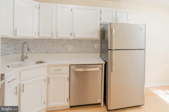 1909 N Rhodes St Unit 29