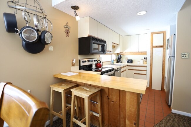 Photo - Seasonal 6 Month Lease Available! $1,700/ mo Charming Two-Bedroom Condo in Waterville, NH!