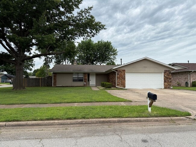 Building Photo - Welcome to your new home on this great corner lot with 3 bedrooms and 2 baths in Owasso!