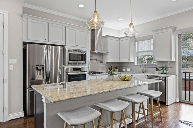 Photo - 1112 Highknoll Ln
