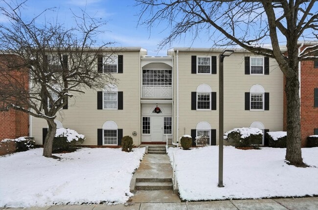 Building Photo - 5 Lough Mask Ct Unit 201