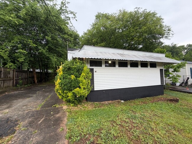 Building Photo - 2 Bedroom, 1 Bath Home in East Rome!