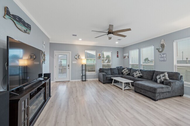 Photo - 305 Jettyview Rd