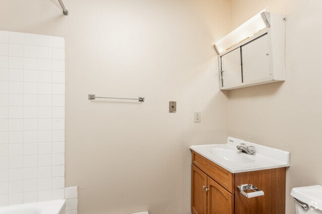 1BR, 1BA - 585 SF